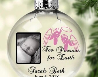 Adorno conmemorativo para bebé personalizable con nombre y fecha: Adorno de vidrio relleno de plumas