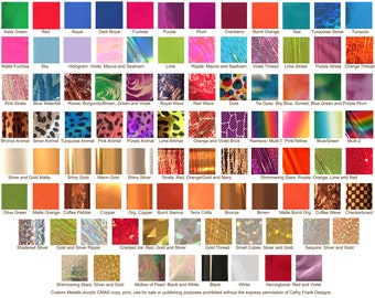 Op de afbeelding: Een kaart met 64 verschillende gekleurde en getextureerde metalen acrylplaten. De kaart is verdeeld in 8 rijen en 8 kolommen. Elk vierkant toont een andere kleur en textuur. De namen van elke kleur en textuur staan onder elk vierkant.