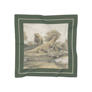 Könnte beinhalten: Ein grüner quadratischer Schal mit beigefarbenem Rand und einer Vintage-Illustration von zwei prähistorischen Kreaturen in einer Landschaft.