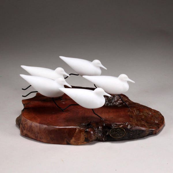 Sandpiper Flock van John Perry 7 in lang sculptuur met 5 vogels op wortelnotenhout