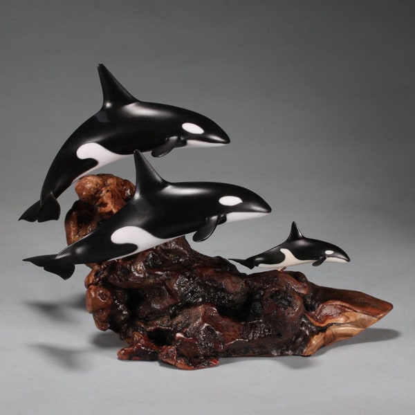 Cosse d'épaulard orque par John Perry 9 po. de long : 2 adultes et un veau, sculpture sur loupe de bois
