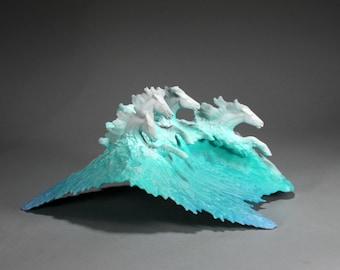 Surfhästskulptur av John Perry, 35 cm lång, airbrushed dekoration