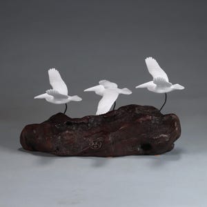 20 cm lange Pelikan-Trioskulptur von John Perry im Flug auf edlem Wurzelholzsockel. Signiert.