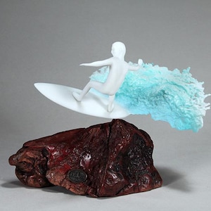 &quot;Skulptur &quot;&quot;Surfer&quot;&quot; von John Perry auf Wurzelholz 20 cm lang.&quot;