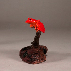 Frog Sculpture Figurine Statue by John Perry RED TREE 5in tall on burlwood Decor
