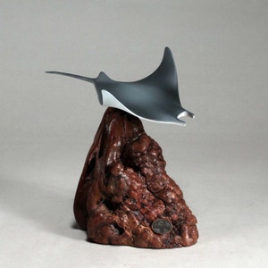 Manta Rochen von John Perry 6 al lange Airbrush Skulptur auf Wurzelholz Sockel