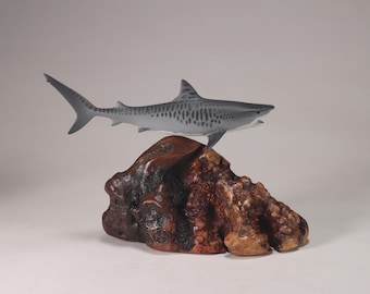 Escultura de Tiburón Tigre de John Perry, de 20 cm de largo, sobre base de madera de nogal pulida. Firmada.