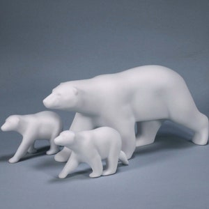 Könnte beinhalten: Eine weiße Porzellanskulptur eines Eisbären mit zwei Jungen. Die Mutterbärin geht mit ihren Jungen hinter sich her.