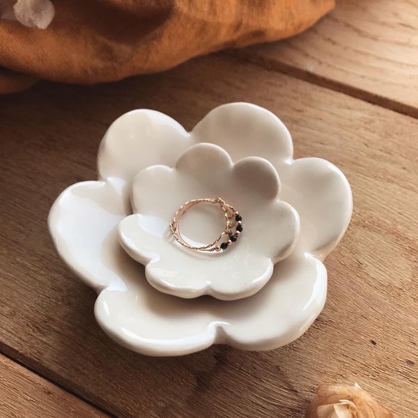 Coupelle fleur pour bijoux faïence blanche, céramique fait main fabrication artisanale.