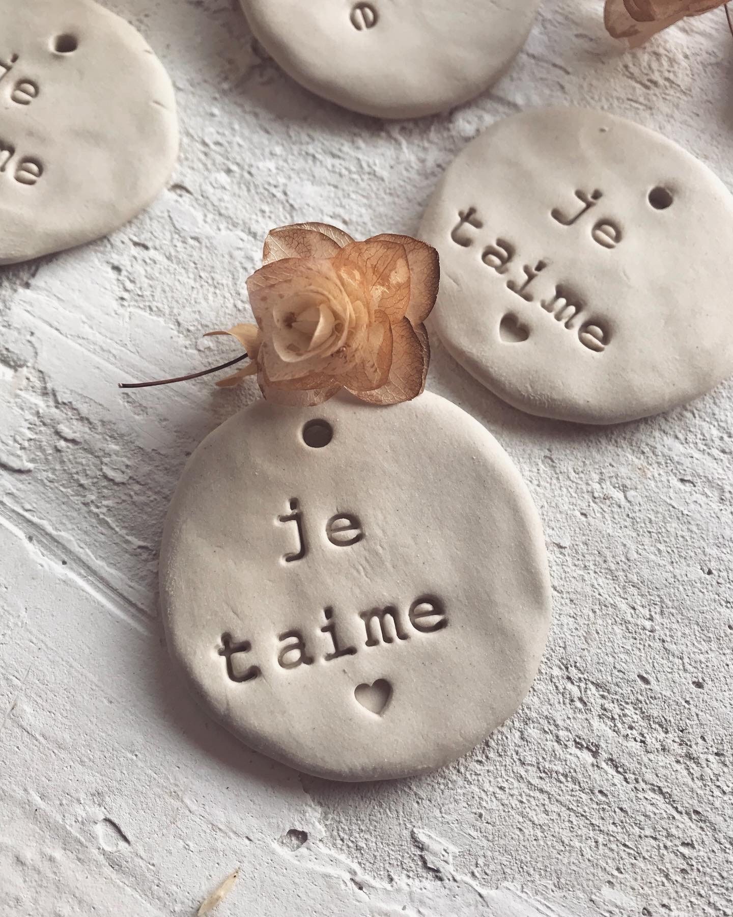 Médaillon Je T'aime en Grès Réalisation Céramique, Fabrication Artisanale Fait Main.