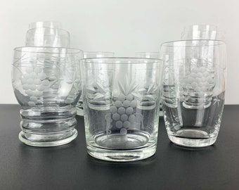 Juegos de cristalería de mediados de siglo con grabado de uvas: vasos soplados a mano