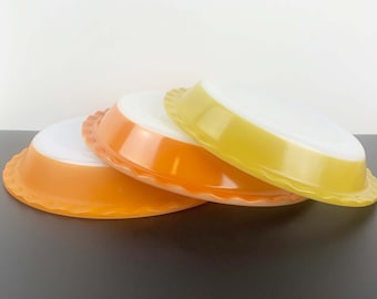 Pyrex Agee Australia Scalloped Pie Dishes | Retro classic crimped pie edge baking dish | Pyrex orange and mustard pie baking plates
