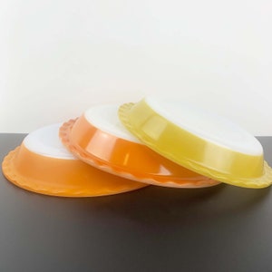 Pyrex Agee Australia Scalloped Pie Dishes | Retro classic crimped pie edge baking dish | Pyrex orange and mustard pie baking plates