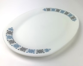 plateau vintage JAJ England en Pyrex Chelsea : assiette de service en verre opalin des années 1970