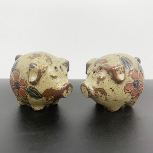 Cute pig shaped salt and pepper shakers | Gempo 1970&#39;s pigs salt and pepper set | collectible salt and pepper shakers table decor