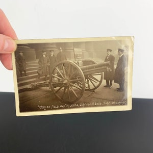 WW1 Postkarte 1915 | WW1 Fotopostkarte Deutsches Geschütz in Leeds erbeutet bei Loos | ungestempelt mit Vermerk auf der Rückseite
