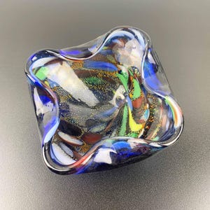 Cuenco de cristal artístico de Murano con inclusiones multicolores: cuenco coleccionable de mediados de siglo