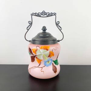 Antikes österreichisches Pink Satin Glass Keksfass: Handbemalte Blumenkeksdose