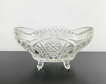 Vintage oval kristallskål: sågtandskant, blomdetalj, glasfötter