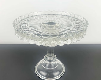 Antik tårtfat i pressat glas: EAPG-tallrik med fot och volangkant
