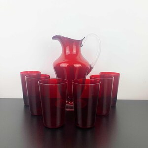 Halverwege de eeuw robijnrode glazen limonade- en cocktailset | Handgeblazen glazen kan met 6 bekers | Thuisbar en barwagendecoratie