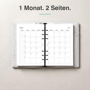 Könnte beinhalten: Ein weißer Ringbuchplaner, der auf eine Monatsübersicht für Januar 2027 aufgeschlagen ist. Über dem Planer steht der Text 1 Monat. 2 Seiten. Der Kalender zeigt ein Raster mit den Wochentagen auf Deutsch und eine Notizspalte auf der linken Seite.
