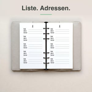 Könnte beinhalten: Ein hellgrauer Ringbuchordner mit sechs Ringen, aufgeschlagen auf einer Seite mit dem Buchstaben A und der Überschrift Liste. Adressen. Die Seite enthält gedruckte Zeilen für Name, Adresse und Kontakt in zwei Spalten mit schwarzer Metallbindung.