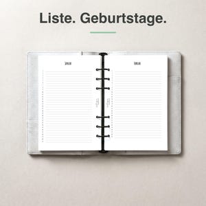 Könnte beinhalten: Ein hellgrauer Ringbuchordner in Lederoptik, aufgeschlagen auf zwei Seiten mit dem Text 'Liste. Geburtstage.' darüber. Die Seiten zeigen linierte Spalten für 'JANUAR' und 'FEBRUAR' mit einer schwarzen Sechs-Ring-Mechanik aus Metall.