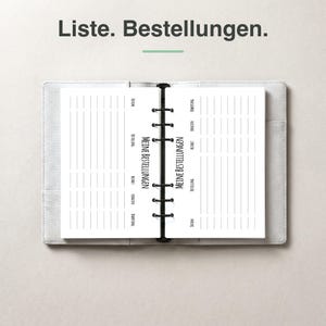 Könnte beinhalten: Ein offener Ringbuchplaner mit weißen Seiten, der oben den Text "Liste. Bestellungen." und auf den Innenseiten "MEINE BESTELLUNGEN" zeigt. Das Layout enthält Spalten für Datum, Bestellung, Bezahlung, Erhalt und Bewertung in einem klaren Format.