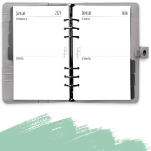 Puede incluir: Una agenda gris con un encuadernador negro y el texto "JANUAR 2020" en la portada. La agenda est&aacute; abierta en la primera p&aacute;gina, que est&aacute; en blanco.