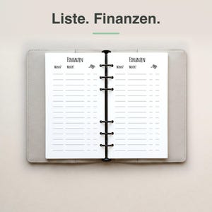 Könnte beinhalten: Ein hellgrauer, offener Ringbuchordner mit weißen Einlegeblättern, die den Text Liste. Finanzen. tragen. Jede Seite enthält Spalten mit den Überschriften FINANZEN, WANN?, WOFÜR? sowie ein kleines Symbol zur Erfassung von Ausgaben und Einnahmen.