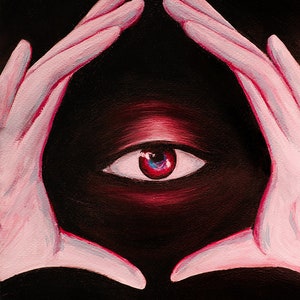 Op de afbeelding: Een schilderij van een enkel oog met een rode iris en een zwarte pupil, omringd door een donkerrode cirkel. Twee roze handen omlijsten het oog en vormen een driehoekige vorm.