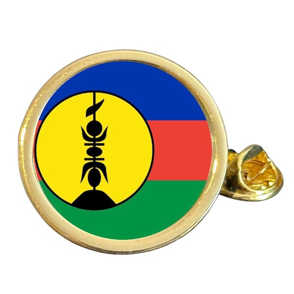Badge drapeau de la Nouvelle-Calédonie bombé plaqué or dans un sac
