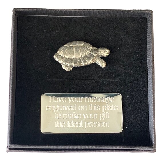 TORTOISE OR TURTLE NEW BOXED PIN BADGE 