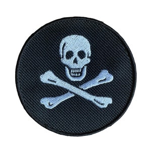 Crâne de pirate et os croisés brodés à coudre ou à repasser sur patch (A)