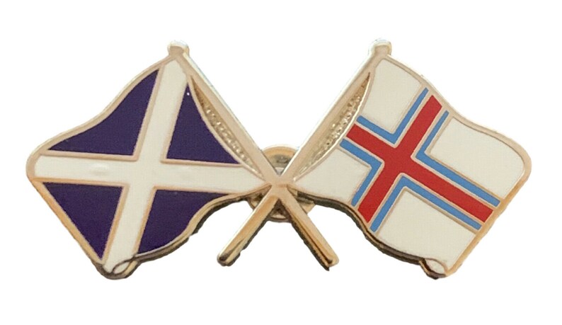 Scotland /& The Faroes Flags Friendship Courtesy enamel Lapel Pin Badge T1116