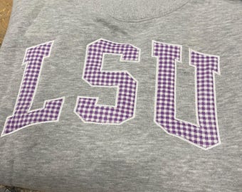 Moletom feminino com aplique personalizado - Blusa de moletom gola alta em fleece com palavra personalizada e enchimento em tecido xadrez vichy.