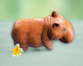 バリ島の白いカバの角の置物 ヘラジカの角の詳細な彫刻 展示 カバが