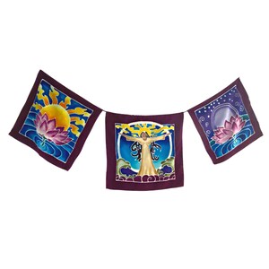 Könnte beinhalten: Ein dreiteiliges Stoffbanner mit einem violetten Hintergrund. Jedes Panel zeigt eine Lotusblume, eine Sonne und einen Mond mit Sternen. Das mittlere Panel zeigt eine Frau mit ausgestreckten Armen.