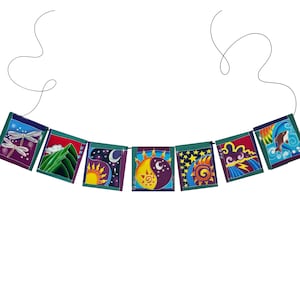 Könnte beinhalten: Ein farbenfrohes Stoffbanner mit sieben Flaggen. Jede Flagge zeigt ein anderes Design, darunter eine Libelle, Berge, Sonne und Mond, Sonne mit Sternen, Sonne mit Wolken, Wolke mit Blitz und ein Delfin. Die Flaggen sind mit einer schwarzen Schnur aneinandergereiht.