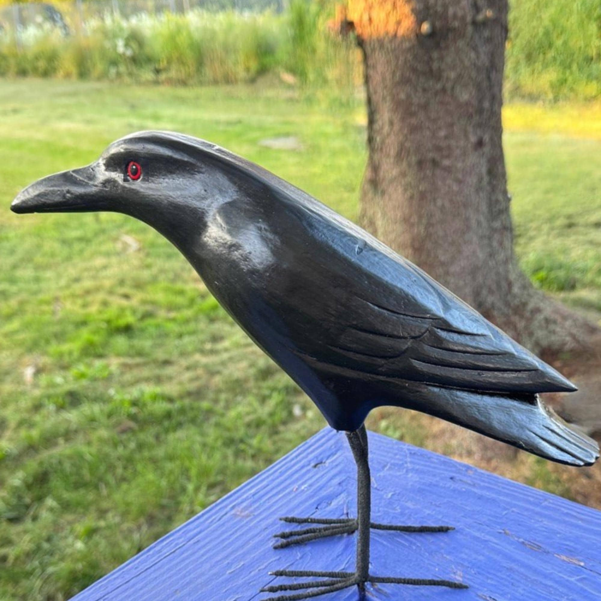 手彫りの木製カラスの彫刻：ゴシック様式のカラスの鳥の像、バリアート 