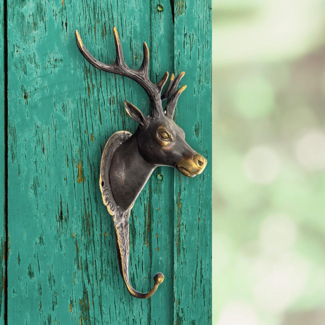鹿の頭蓋骨と雄鹿のブロンズ製壁掛けフック。ユニークなホーム収納