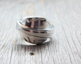 Size 7 -Shelled Looped Ring