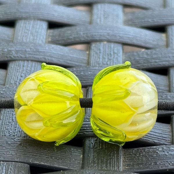Ręcznie robiony koralik lampwork z motywem kwiatowym – szkło żółte i beżowe
