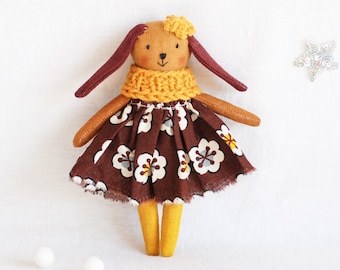 Poupée de chiffon lapin en lin faite main : cadeau maison de poupée miniature héritage