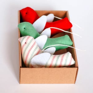 Conjunto de pájaros de tela colgante relleno, adornos blancos de color verde rojo imagen 1