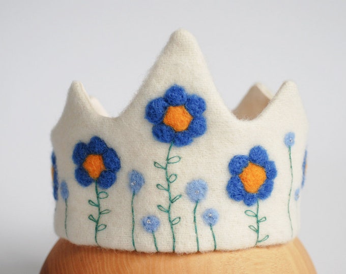 Handgefertigte Wollfilz Krone: Blaue Blumen für den Geburtstag