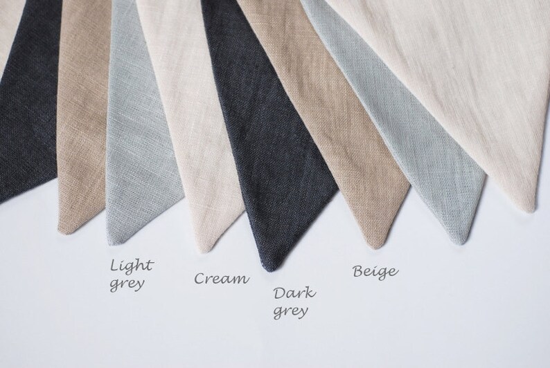 Puede incluir: Una colecci&oacute;n de muestras de tela triangulares dispuestas en abanico, con varios colores que incluyen gris oscuro, gris claro, beige y crema. Las etiquetas de texto Light grey, Cream, Dark grey y Beige est&aacute;n impresas debajo de las muestras.