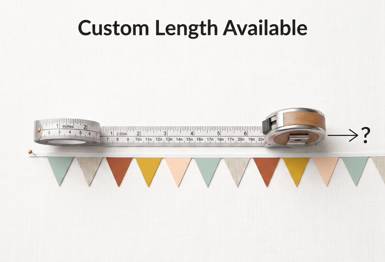 Puede incluir: Una guirnalda de banderines triangulares en tonos apagados de verde salvia, beige, naranja &oacute;xido y amarillo mostaza. Una cinta m&eacute;trica se sit&uacute;a sobre los banderines, mostrando cent&iacute;metros, con el texto Custom Length Available.