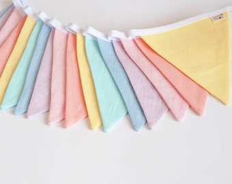 Ghirlanda di stendardi colorati arcobaleno, bandiere con stendardi rosa pastello, blu menta